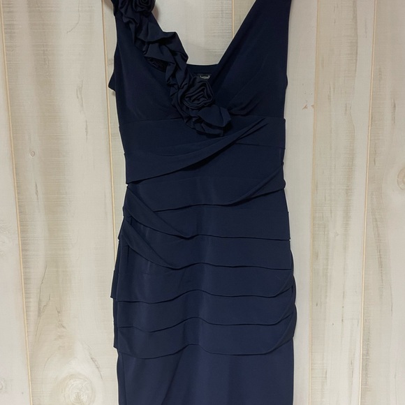 Valerie Bertinelli Dresses & Skirts - Valerie Bertinelli NWOT Navy V Neck Rosette Detail Tiered Ruffle Bodycon Dress 6